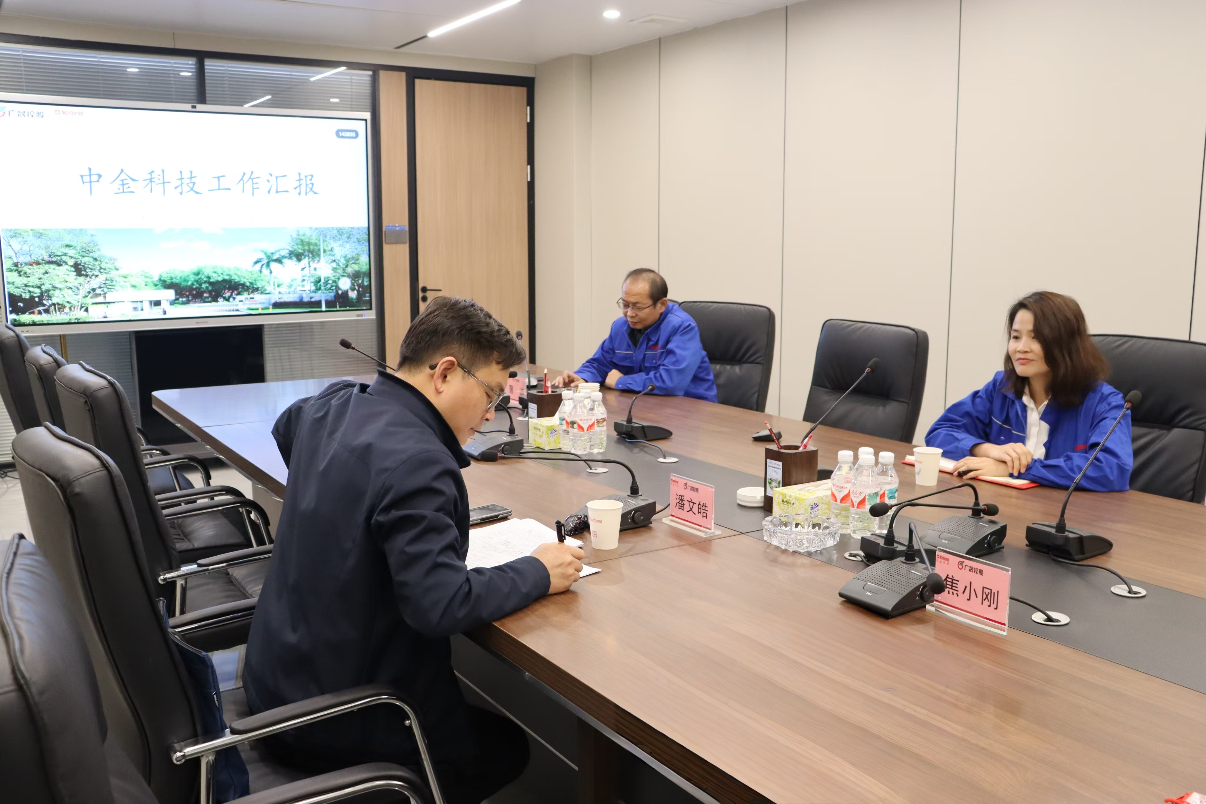 座谈.jpg 座谈.jpg